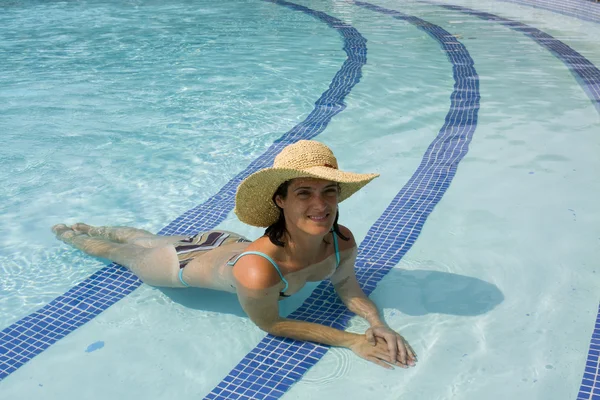 Relax in piscina — Foto Stock