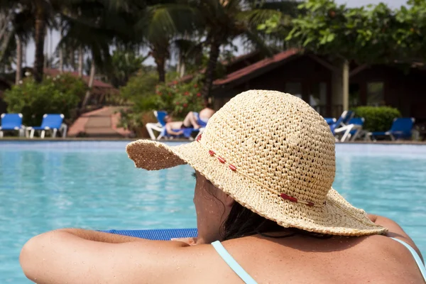 Žena relaxaci u bazénu — Stock fotografie