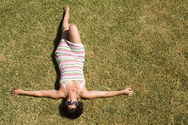 Rilassarsi sull'erba — Foto Stock