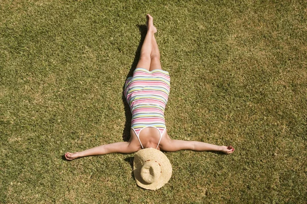 Femme couchée dans l'herbe — Photo