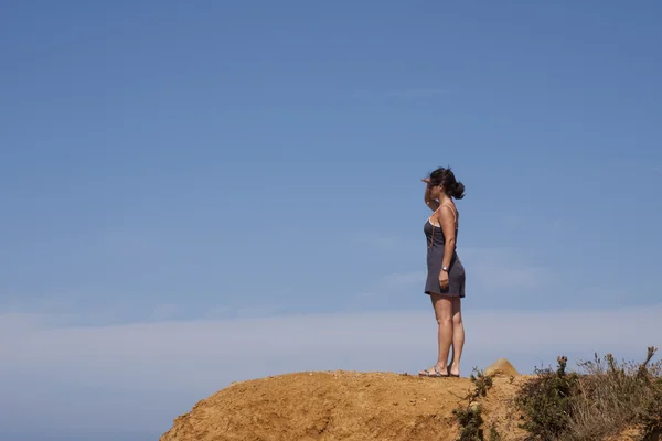Kvinna på klippan — Stockfoto