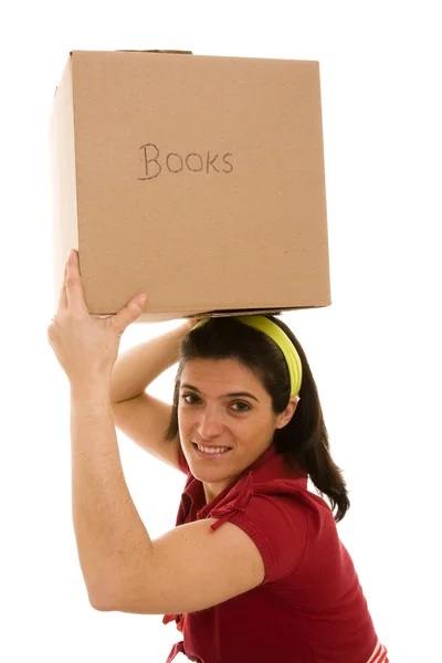 Женщина с коробкой над головой — стоковое фото