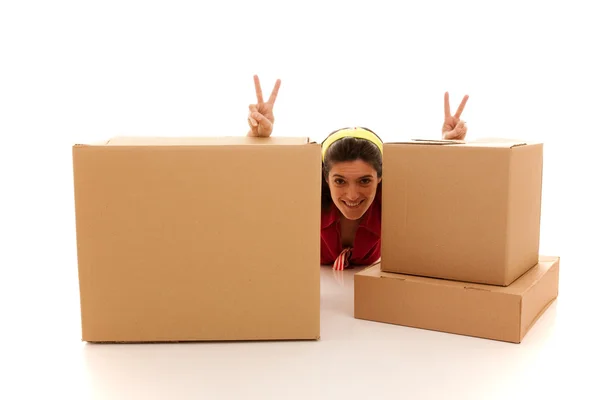 Mutlu bir kadın kutuları arkasında — Stok fotoğraf