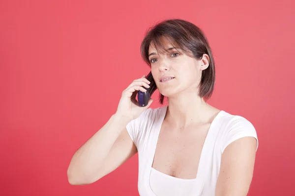 Γυναίκα που μιλάμε στο τηλέφωνο — Φωτογραφία Αρχείου