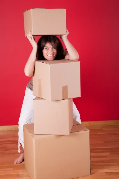 Женщина держит картонные коробки — стоковое фото