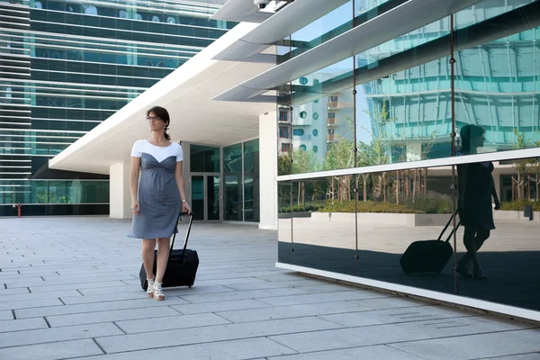 Mulher de negócios andando com sua bagagem — Fotografia de Stock
