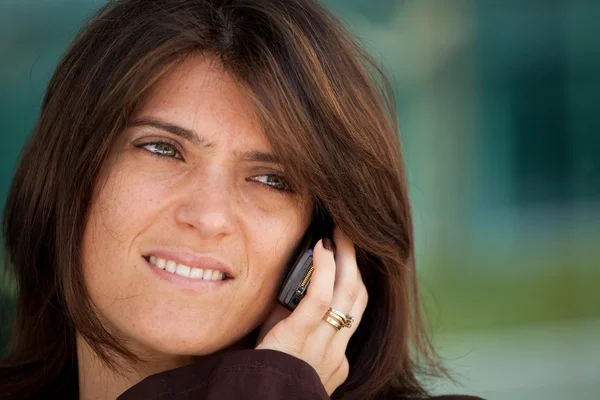 Žena ve svém projevu na telefon — Stock fotografie