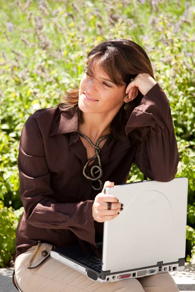 Affärskvinna som arbetar utomhus — Stockfoto