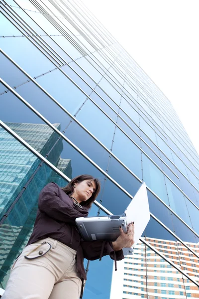Affärskvinna som arbetar utomhus — Stockfoto