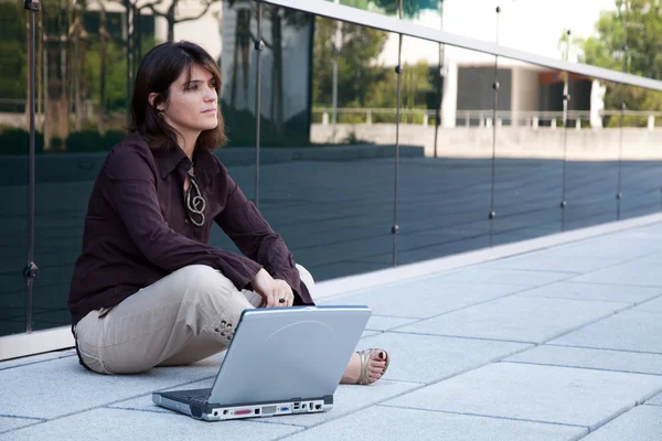 Empresaria trabajando al aire libre — Foto de Stock