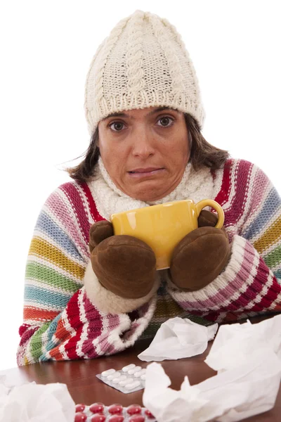 Frau mit Grippesymptomen trinkt ein Heißgetränk — Stockfoto