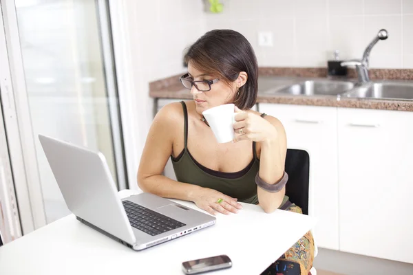 Donna moderna che legge e-mail a colazione — Foto Stock