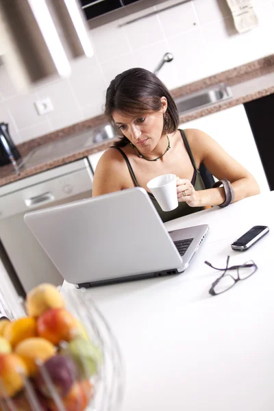 Современная женщина читает электронную почту за завтраком — стоковое фото