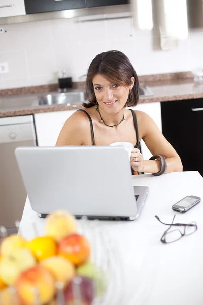 Moderne Frau liest E-Mails beim Frühstück — Stockfoto