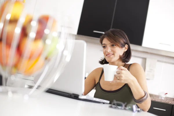 Mujer moderna leyendo e-mails en su desayuno —  Fotos de Stock