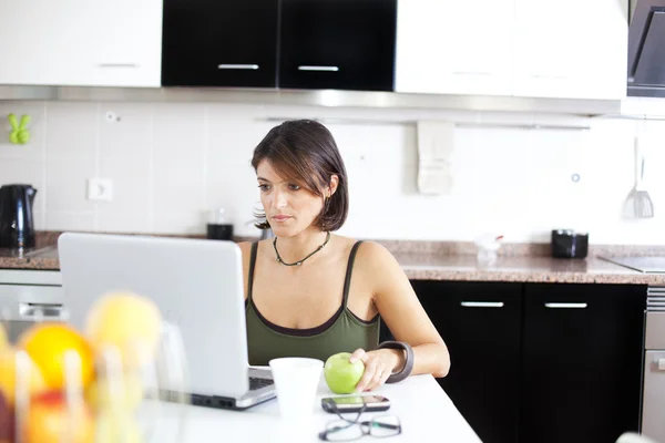 Moderní žena čte e-maily na její snídaně — Stock fotografie