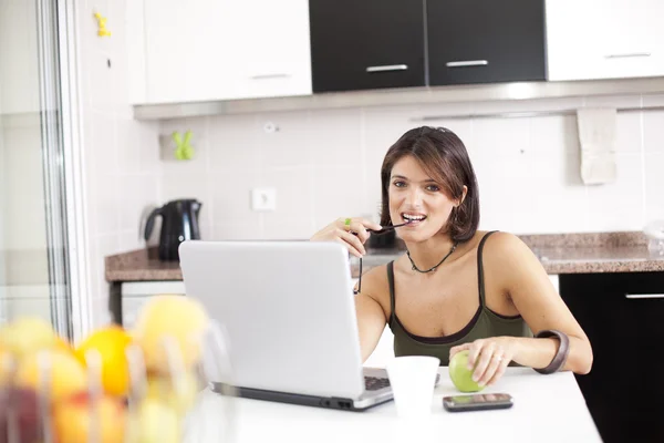 Modern kadın ona kahvaltıda e-postaları okuma — Stok fotoğraf