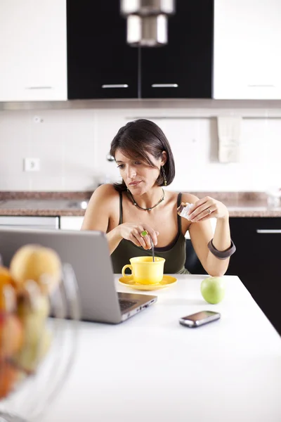 Modern kvinna läser e-post på hennes frukost — Stockfoto