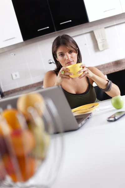 Mulher moderna lendo e-mails em seu café da manhã — Fotografia de Stock