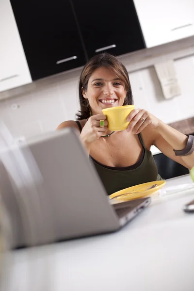 Modern woman reading e-mails at her breakfast — Stock Photo, Image