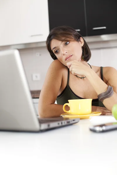 Modern kvinna läser e-post på hennes frukost — Stockfoto
