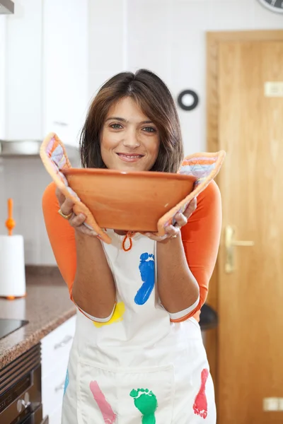 Mujer cocinando en su cocina — Foto de Stock