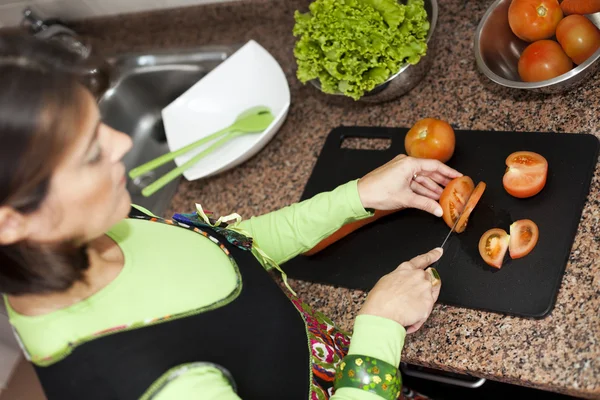 Mujer preparando comida en la cocina —  Fotos de Stock