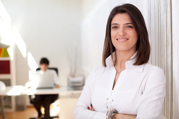 Moderne Geschäftsfrau in ihrem Büro — Stockfoto