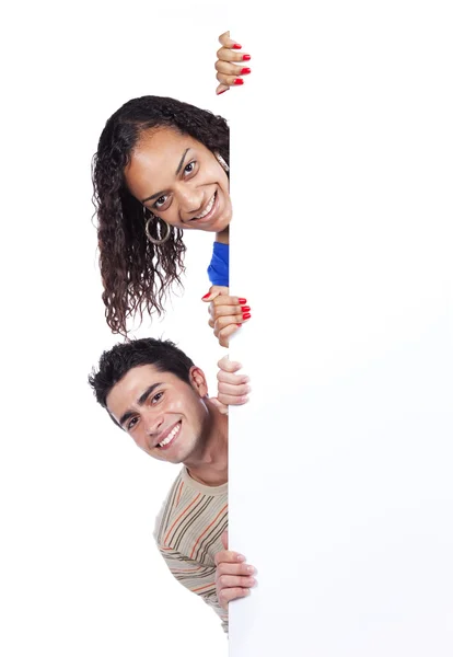 Vielrassiges Paar mit leerem Banner — Stockfoto
