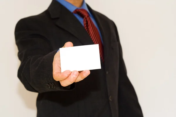 Obchodní muž držící bílou kartu — Stock fotografie