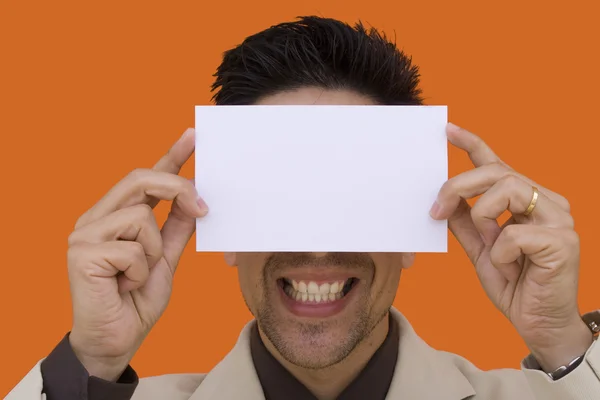 Ένα κομψό επιχειρηματίας με τραπεζική κάρτα πάνω από το χαμόγελό του — Φωτογραφία Αρχείου