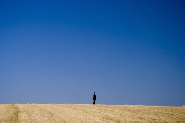 Ensam ute på fältet — Stockfoto