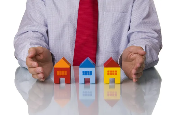 Immobilienmakler zeigt Häuser — Stockfoto
