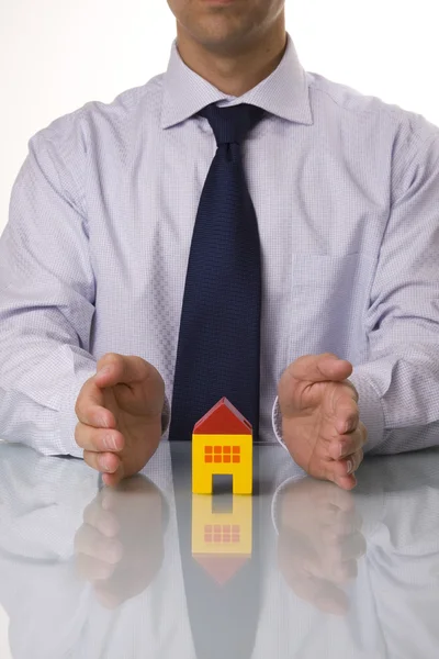 Immobilienmakler zeigt Häuser — Stockfoto