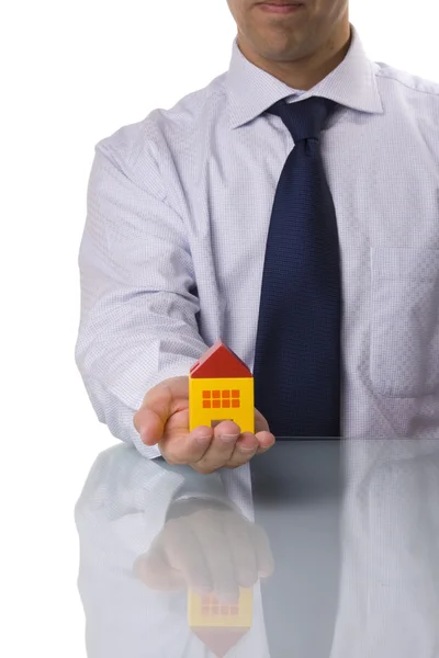 Geschäftsmann verkauft ein Haus — Stockfoto