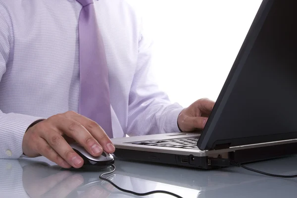 Uomo d'affari che lavora con il suo computer portatile — Foto Stock