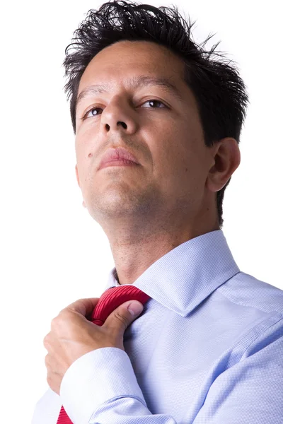 Επιχειρηματίας προσαρμόζει τη γραβάτα του — Φωτογραφία Αρχείου