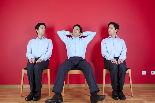 Três gêmeo empresário esperando — Fotografia de Stock