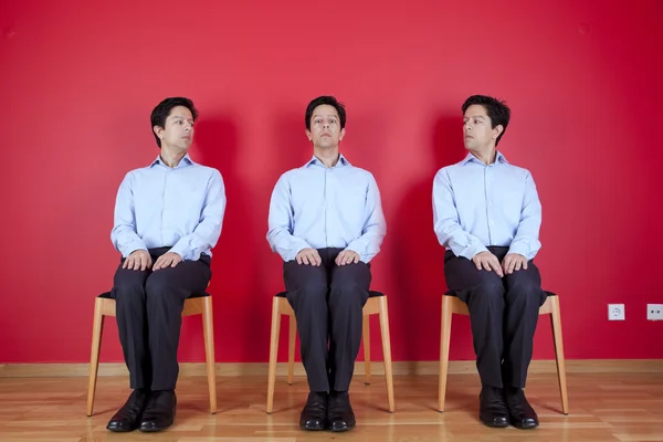 Tre uomini d'affari gemelli in attesa — Foto Stock