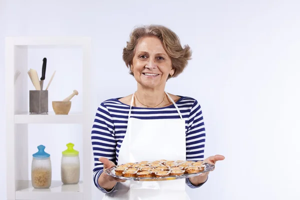 Mujer mayor cocinando — Foto de Stock