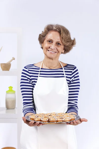 Mujer mayor cocinando —  Fotos de Stock