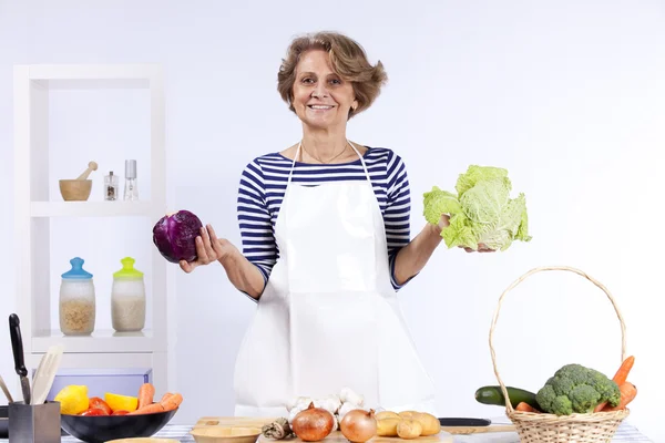 Sénior mulher cozinhar — Fotografia de Stock