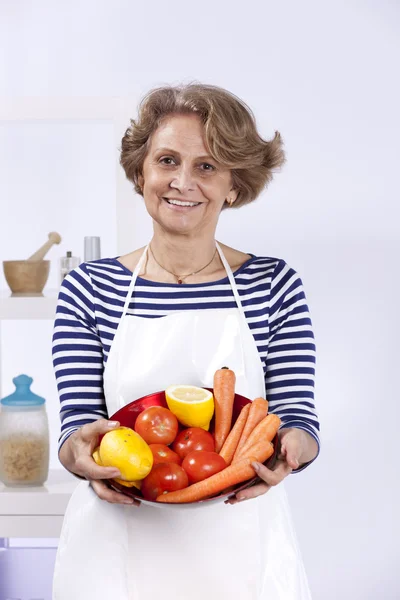 Äldre kvinna matlagning — Stockfoto