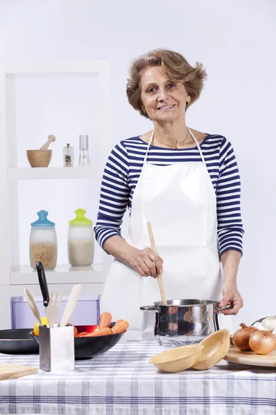Starszy kobieta gotowania — Zdjęcie stockowe