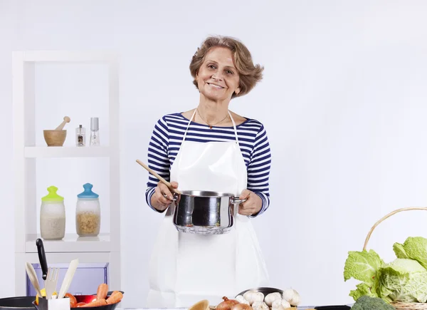 Femme âgée cuisine — Photo