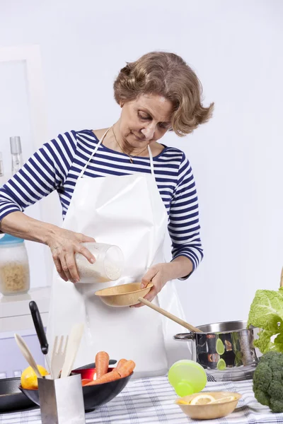 Sénior mulher cozinhar — Fotografia de Stock