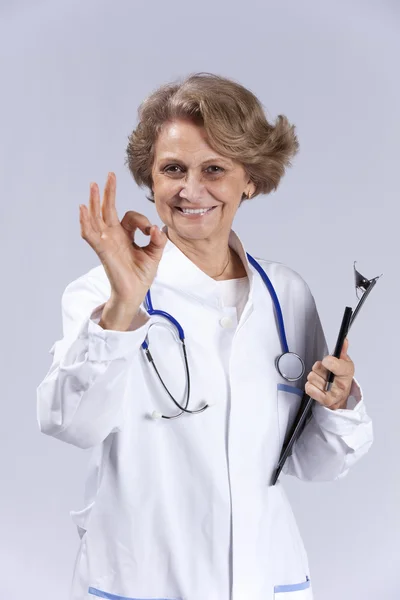 Счастливый старший врач — стоковое фото