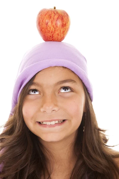 年轻的孩子与她头上的苹果 — 图库照片