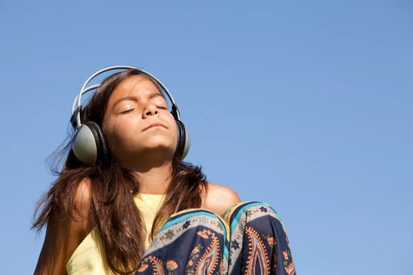Маленька дитина слухає музику — стокове фото