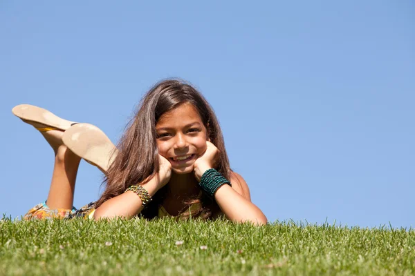 Malé dítě na trávě — Stock fotografie